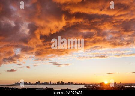 Miami Beach, Florida, North Beach, Biscayne Bay, Skyline der Innenstadt von Miami, Wolken am Wasserhimmel bei Sonnenuntergang, FL191231163 Stockfoto