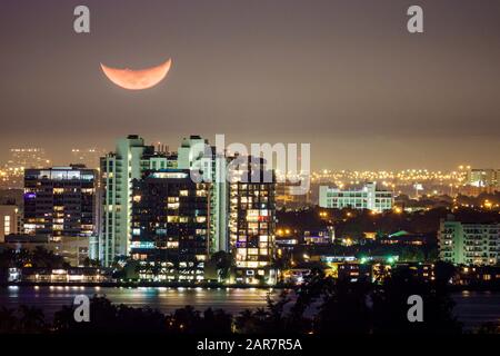 Miami Beach, Florida, Bay Harbor Island, Skyline der Stadt, Monduntergang, Nacht, FL191231167 Stockfoto