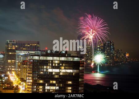 Miami Beach, Florida, Silvester, Feuerwerk Explosion, Feier, Mitternacht, Surfside Skyline, Wohnanlage Eigentumswohnungen Wohnung Stockfoto