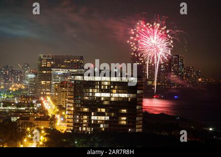 Miami Beach, Florida, Silvester, Feuerwerk Explosion, Feier, Mitternacht, Surfside Skyline, Wohnanlage Eigentumswohnungen Wohnung Stockfoto