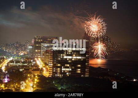 Miami Beach, Florida, Silvester, Feuerwerk Explosion, Feier, Mitternacht, Surfside Skyline, Wohnanlage Eigentumswohnungen Wohnung Stockfoto