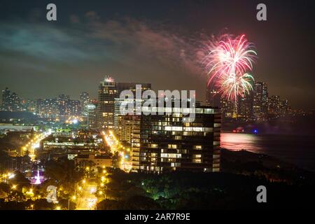 Miami Beach, Florida, Silvester, Feuerwerk Explosion, Feier, Mitternacht, Surfside Skyline, Wohnanlage Eigentumswohnungen Wohnung Stockfoto