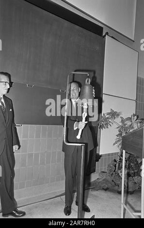 Prins Bernhard eröffnete in der veterinärmedizinischen Geburtshilfe in Utrechter, indem er das Glockendatum nannte: 24. Oktober 1967 Ort: Utrechter Schlüsselwörter: Eröffnungen, Princes Personenname: Bernhard, Fürst Stockfoto