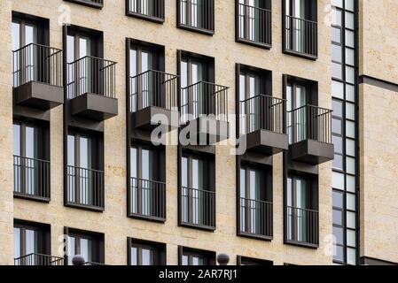 Fragment einer Fassade eines Gebäudefenster und Balkone auf dem Gebäude. Stockfoto