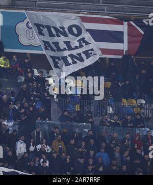 Januar 2020; Stadio San Paolo, Neapel, Kampanien, Italien; Serie-A-Fußball, Neapel gegen Juventus; Anhänger Napolis zeigen ihre Farben Stockfoto