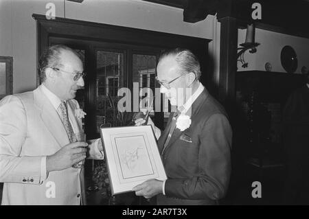 Prinz Bernhard eröffnet Ausstellung Lathyrus und Sommerblumen im Singermuseum in Laren; Prinz Bernhard nimmt etwas in Empfang Datum: 1. Juli 1977 Ort: Laren Schlüsselwörter: Belege, Öffnungen, Fürsten, Ausstellungen persönlicher Name: Bernhard, Name der Fürstin: Singer-Museum Stockfoto