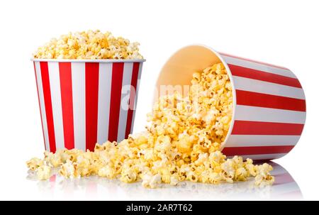 Satz Eimer mit Popcorn isoliert auf schwarzem Hintergrund Stockfoto