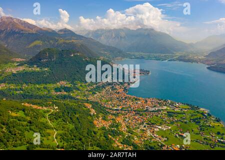 Comer See mit den Alpen im Hintergrund. Postkartenkonzept Für Reisen Stockfoto
