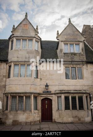 Außenansicht des White Lion Property in der North Street in Oundle, Northamptonshire (einst ein altes Coaching inn/öffentliches Haus, jetzt Privateigentum) Stockfoto