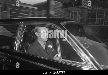 Prins Bernhard verlässt das Krankenhaus mit dem Auto Datum: 12. Oktober 1969 Standort: Utrechter Schlüsselwörter: Autos, Krankenhäuser Personenname: Bernhard, Fürst Stockfoto