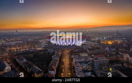 Budapest, Ungarn - Hochauflösender Panoramaschuss in der Dämmerung von Budapest mit einem wunderschönen goldenen Sonnenuntergang. Diese Ansicht beinhaltet das brandneue Illumit Stockfoto