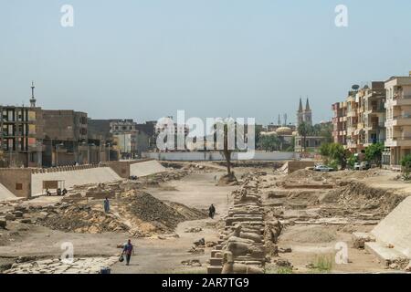 Luxor, Karnak, Ägypten, Afrika. Archäologische Stätte der Wiederherstellung der Allee der Sphinxes, die zwischen Luxor und Karnak verläuft. Stockfoto