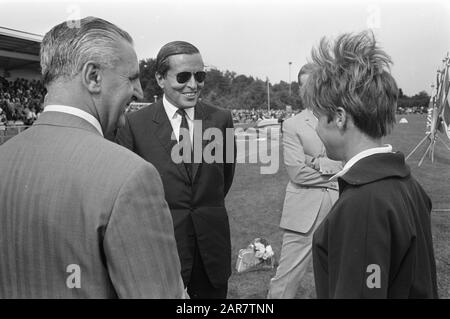 Niederländische Leichtathletik-Meisterschaften Groningen 1968 Prinz Claus (links) im Gespräch Datum: 4. August 1968 Ort: Groningen (prov.), Groningen (Stadt) Schlüsselwörter: Königshaus, Leichtathletik, Gruppensport, Sport Personname: Claus, Prinz Stockfoto