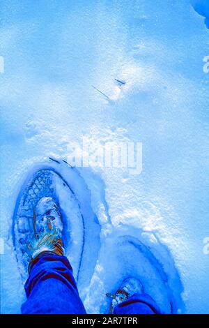Traditionelle Schneeschuhe aus Holz im Winter auf Schnee Stockfoto