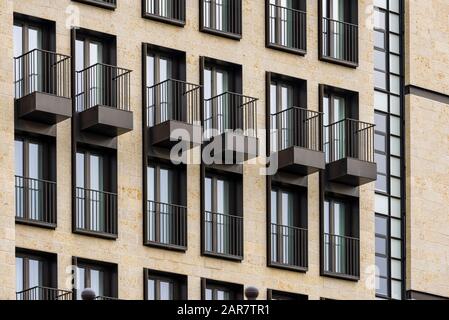 Fragment einer Fassade eines Gebäudefenster und Balkone auf dem Gebäude. Stockfoto