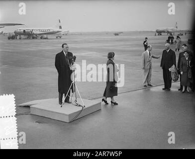 Königliches Paar zurück aus dem Westen auf Schiphol. Auf der Plattform spricht Prinz Bernhard in einem Mikrofon Datum: 8. November 1955 Standort: Noord-Holland, Schiphol Schlüsselwörter: Königliche Familie, Ankünfte Stockfoto