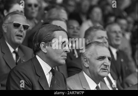 Niederländische Leichtathletik-Meisterschaften Groningen 1968 Prinz Claus auf der Tribüne Datum: 4. August 1968 Ort: Groningen (prov.), Groningen (City) Schlagwörter: Königshaus, Leichtathletik, Gruppenporträts, Sport persönlicher Name: Claus, Prinz Stockfoto