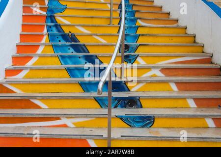 Farbenfrohe Schritte in der Fischerstadt Carvoeiro, Fischmural auf den Stufen gemalt. Stockfoto