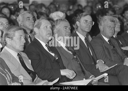 Prinz Claus eröffnet das neue Hauptquartier der Rabobank in Utrechter; Claus, ir. S. J. Lardinois P. van Dijke, Ruding und W. F. Duisenberg Datum: 12. September 1984 Ort: Utrechter Schlüsselwörter: Eröffnungen persönlicher Name: Claus, Fürst, Ir. S. J. Lardinois, P. van Dijke, Ruding, Onno Institutionenname: Rabobank Stockfoto