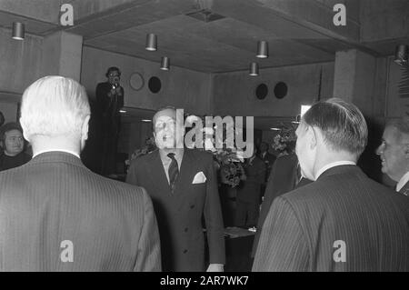 Prins Claus eröffnet neuen Hauptsitz Centraal Beheer in Apeldoorn Datum: 1. November 1972 Standort: Apeldoorn, Gelderland Schlüsselwörter: Hauptniederlassungen, Eröffnungen, Princes Personenname: Central Management, Claus, Prince Stockfoto