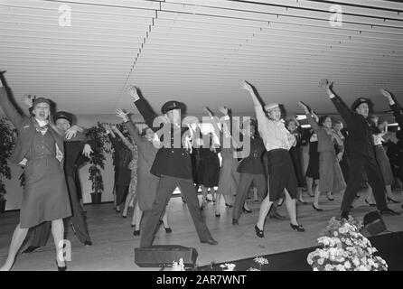Prins Claus eröffnet neuen C-Pier Schiphol; Tänzer in Flughafenuniformen Datum: 14. Dezember 1987 Schlagwörter: Eröffnungen persönlicher Name: Claus, Prinz Stockfoto