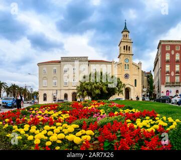 Split, Kroatien - 21. Mai 2019: Kirche und Kloster St. Frane mit bunten gelben und roten Blumen in Split, Kroatien Stockfoto