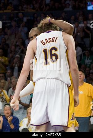 Los Angeles, KALIFORNIEN, USA. Juni 2008. Kobe Bryant, 41, stirbt heute Sonntag, 26. Januar 2020, bei einem Hubschrauberabsturz in Calabasas, Kalifornien.Los Angeles Lakers Kobe Bryant und Teamkollege Pau Gasol während der zweiten Hälfte Des Spiels5 der NBA Final-Basketballmeisterschaft in Los Angeles am 15. Juni 2008. Los Angeles Lakers gewann das Spiel 103 bis 98.ARMANDO ARORIZO Credit: Armando Arorizo/Prensa Internacional/ZUMA Wire/Alamy Live News Stockfoto