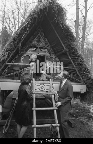 Prinz Maurits bekommt von der niederländischen Handelsmarine an seinem vierten Geburtstag eine Surinamese-Waldfarmhütte Prinz Maurits, Prinz Bernhard und ihre Eltern auf der Waldhütte Anmerkung: Es geht um ein Pfahlhaus aus Waldkreolen oder Marrons Datum: 17. April 1972 Stichwörter: Kinder, Fürsten, Geburtstage persönlicher Name: Van Oranje Nassau, Bernhard (Fürst Niederlande), Margiet, Prinzessin, Maurits, Fürst, Vollenhoven, Pieter van Stockfoto