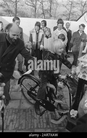 Prinzessin Beatrix und Prins Claus mit ihren Kindern bei der Eröffnung des Streichelzoos De Vrije Teugel in Soest Prins Willem-Alexander fahren mit einem Cargo Bike Datum: 17. November 1973 Ort: Soest, Utrechter (prov.) Schlagwörter: Cargo Bikes, Kinderfarmen, Eröffnungen, Princes persönlicher Name: Willem-Alexander, Prinz von Orange Stockfoto