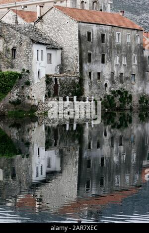 Die Gebäude der Altstadt von Trebinje spiegeln sich am frühen Samstagmorgen im Fluss Trebisnjica, 210 km südlich von Sarajevo, wider Stockfoto