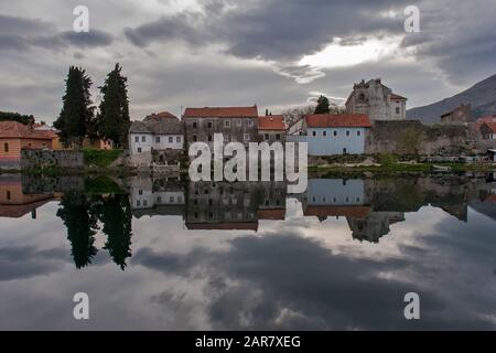 Die Gebäude der Altstadt von Trebinje spiegeln sich am frühen Samstagmorgen im Fluss Trebisnjica, 210 km südlich von Sarajevo, wider Stockfoto