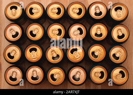 48 offene Bierdosen stehen auf Holzboden. Ansicht von oben Stockfoto