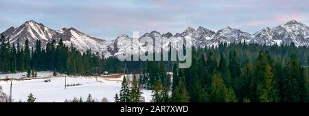 Winterpanorama des Tatra-Gebirges vom Hang in der Nähe des Zab Village Stockfoto