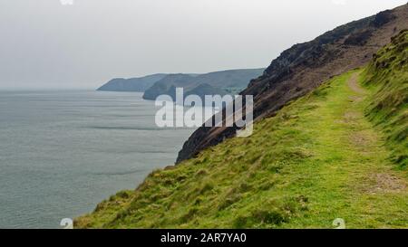 Blick nach Osten über Woody Bay zum Duty Point, Castle Rock, Hollerday Hill & Foreland Point, Countisbury in der Ferne. Vom Highveer Point aus gesehen Stockfoto