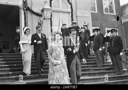 Ehe von Prinzessin Margriet und Herrn Pieter van Vollenhove Prinzessin Beatrix und Prinz Claus aufgegeben Huis ten Bosch Anmerkung: Dahinter der Bruder von Pieter van Vollenhoven, Willem Jan van Vollenhoven mit Frau Datum: 10. Januar 1967 Ort: Den Haag Stichwörter: Ehen, Prinzessinnen persönlicher Name: Beatrix (Prinzessin Niederlande), Claus (Prinz Niederlande) Stockfoto