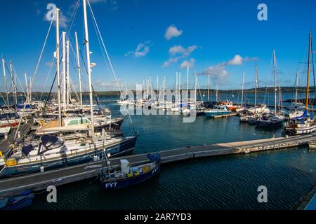 Boote am Mylor Yacht Harbour Stockfoto