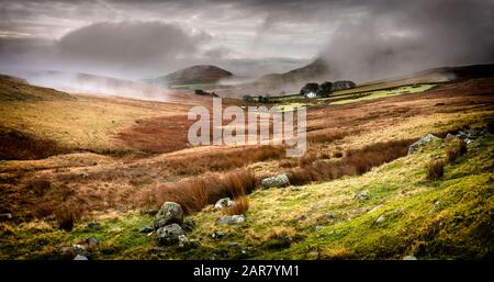 Ein nebeliger Morgen in South Cumbria, der südlich von Corney lag, Fiel in Richtung Swinside, Knott Hill und einer versteckten Morecambe Bay. Stockfoto