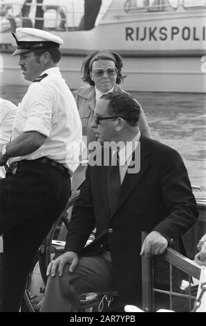 Prinzessin Beatrix und Prins Claus segeln mit ihren Kindern auf dem Groene Draeck am Sneekermeer Prinzessin Beatrix mit 2 Personen an Bord Datum: 13. Juli 1975 Ort: Friesland Schlagwörter: Vergnügungsboot, Prinzessinnen, Freizeitaktivitäten, Segeln persönlicher Name: Beatrix, Prinzessin Stockfoto