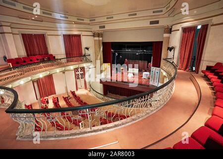 Innenansicht des Auditoriums und der Bühne vom Balkon im Dom Pedro V Theater. Macau, China. Stockfoto
