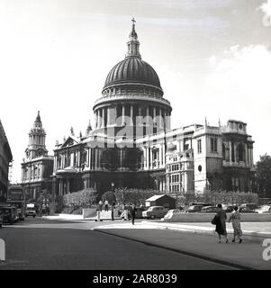 1950er Jahre, historisches London der Nachkriegszeit und Blick auf die St Paul's Cathedral mit ihrer berühmten Kuppel, dem Sitz des Bischofs von London, England, Großbritannien. Die von Christopher Wren entworfene und im englischen Barockstil erbaute Kirche befindet sich in Ludgate Hill, dem höchsten Punkt der City of London. Stockfoto