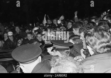 Prinzessin Irene und Prinz Don Carlos, Königin Juliana und Prinz Bernhard bei der Ankunft am 8. Februar 1964 Schlüsselwörter: Polizisten Stockfoto