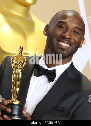 ***DATEIFOTO*** Kobe Bryant Bei Hubschrauberabsturz Getötet. Hollywood, CA - 4. MÄRZ: Kobe Bryant, im Presseraum bei der 90. Oscarverleihung im Dolby Theatre in Hollywood, Kalifornien am 4. März 2018. Kredit: Faye Sadou/MediaPunch Stockfoto