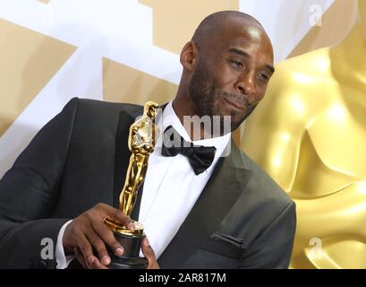 ***DATEIFOTO*** Kobe Bryant Bei Hubschrauberabsturz Getötet. Hollywood, CA - 4. MÄRZ: Kobe Bryant, im Presseraum bei der 90. Oscarverleihung im Dolby Theatre in Hollywood, Kalifornien am 4. März 2018. Kredit: Faye Sadou/MediaPunch Stockfoto