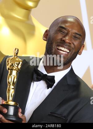 ***DATEIFOTO*** Kobe Bryant Bei Hubschrauberabsturz Getötet. Hollywood, CA - 4. MÄRZ: Kobe Bryant, im Presseraum bei der 90. Oscarverleihung im Dolby Theatre in Hollywood, Kalifornien am 4. März 2018. Kredit: Faye Sadou/MediaPunch Stockfoto