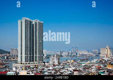 Erhöhter Blick auf Macau vom Penha-Hügel mit Zhuhai-Stadt im Hintergrund. Macau, China. Stockfoto