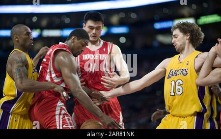 Los Angeles, KALIFORNIEN, USA. April 2009. Kobe Bryant, 41, stirbt heute Sonntag, 26. Januar 2020, bei einem Hubschrauberabsturz in Calabasas, Kalifornien.Ron Artest der Houston Rockets kämpft in der ersten Hälfte ihres NBA-Spiels gegen Kobe Bryant und Pau Gasol der Los Angeles Lakers im Staples Center in Los Angeles um den Ball. Kalifornien Freitag, 3. April 2009.ARMANDO ARORIZO. Kredit: Armando Arorizo/Prensa Internacional/ZUMA Wire/Alamy Live News Stockfoto