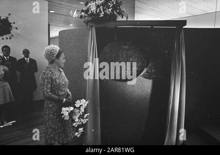 Prinzessin Margriet eröffnet das RK-Krankenhaus Saint Franciscushof in Raalte Prinzessin Margriet enthüllt eine Plaque-Anmerkung: 2008 ist die psychiatrische Klinik geschlossen und das Gebäude wurde inzwischen abgerissen (Frühjahr 2009). Quelle: www.destentor.nl, 7. Juni 2008, Artikel: Franciscushof in Raalte Close, Zwolle öffnet das Tor Datum: 20. Juni 1967 Ort: Overijssel, Raalte Schlüsselwörter: Enthüllungen, Öffnungen, Prinzessinnen, psychiatrische Kliniken persönlicher Name: Margriet, Prinzessin, Marijke, Prinzessin Stockfoto