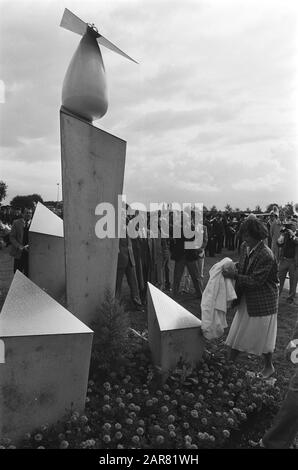 Prinzessin Margriet enthüllt am Flughafen Teuge ein Denkmal zur Erinnerung an die Rückkehr der Prinzessin Juliana und der drei Töchter in den befreiten Niederlanden am 2. August 1945 Datum: 7. September 1985 Ort: Gelderland, Teuge Schlüsselwörter: Königshaus, Enthüllungen, Kriegsmonumente, Prinzessinnen, Flugplätze persönlicher Name: Margriet (Prinzessin Niederlande) Stockfoto