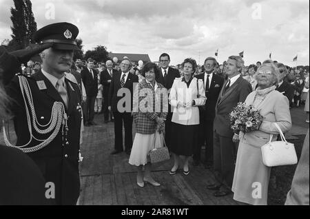 Prinzessin Margriet enthüllt am Flughafen Teuge ein Denkmal zur Erinnerung an die Rückkehr der Prinzessin Juliana und der drei Töchter in den befreiten Niederlanden am 2. August 1945: Militärsaluts, Prinzessin Margrit, Ministerin Smit-Kroes und Pieter van Vollenhoven Uhr Datum: 7. September 1985 Ort: Gelderland, Teuge Schlüsselwörter: Königshaus, Soldaten, Minister, Kriegsmonumente, Flughäfen persönlicher Name: Margriet (Prinzessin Niederlande), Smit-Kroes, Neelie, Vollenhoven, Pieter By Stockfoto