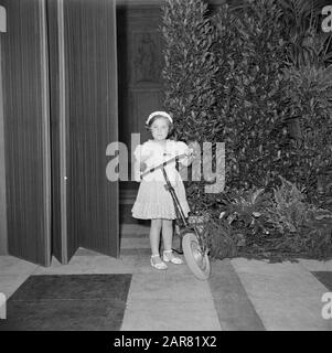 Prinzessin Margriet mit Autoped Date: 1948 Schlüsselwörter: Autopeds, Königshaus, Prinzessinnen persönlicher Name: Margriet (Prinzessin Niederlande) Stockfoto